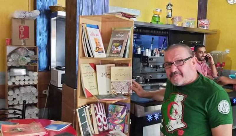 أحيتها جمعية “فسيلة” ببرج بوعريريج.. مبادرة “مكتبة في مقهى” تكتسح الجزائر
