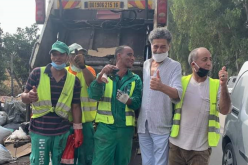 بالصور.. صالح أوقروت يتقاسم أجواء العيد مع عمال النظافة