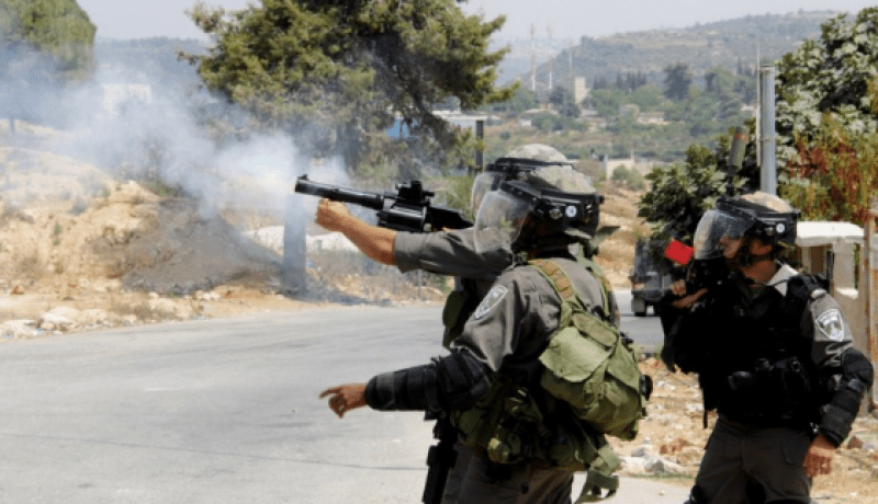 إصابة فلسطيني بعيار معدني وآخرين بالإختناق في مواجهات مع الإحتلال بالضفة الغربية