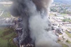 بالفيديو.. حريق مهول يلتهم مصنعا في فيرجينيا