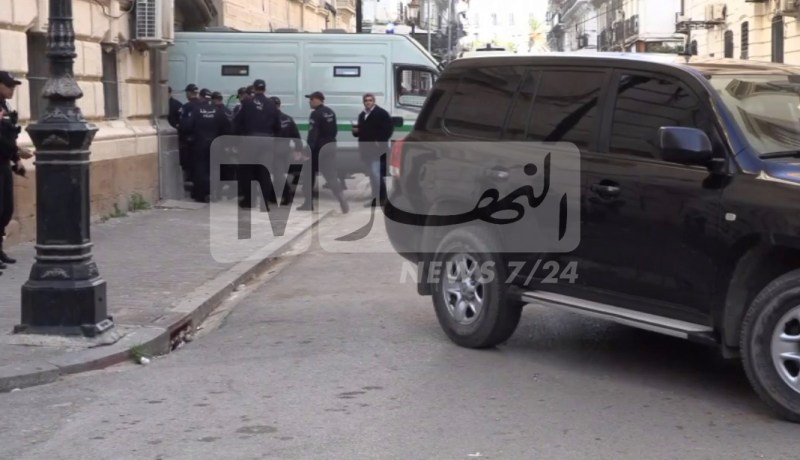 وصول المتهمين في قضية تركيب السيارات إلى محكمة سيدي امحمد بالعاصمة