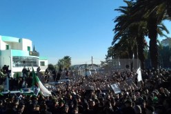 بالصور.. مئات المواطنين يحتشدون أمام مقبرة العالية لإلقاء النظرة الأخيرة على فقيد الجزائر