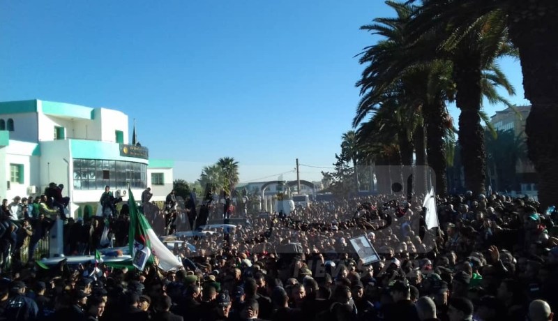بالصور.. مئات المواطنين يحتشدون أمام مقبرة العالية لإلقاء النظرة الأخيرة على فقيد الجزائر