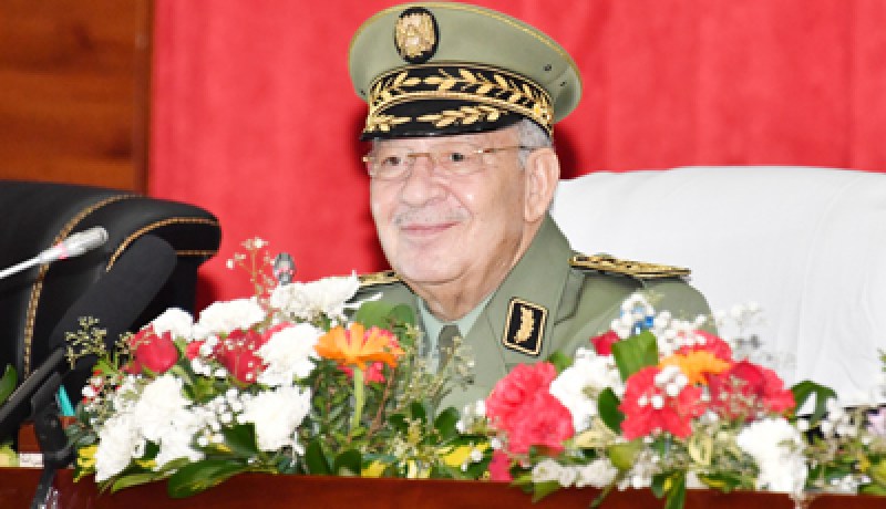 بالصور.. قايد صالح يشدد على التكوين الجيد لعناصر الجيش