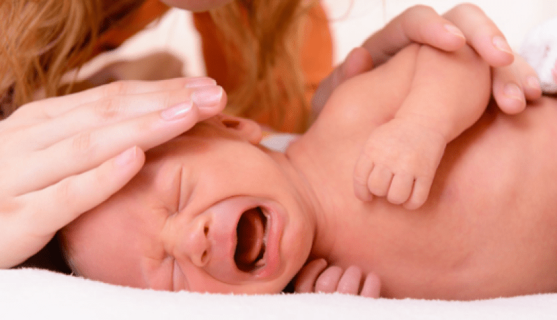 “قبلة الموت” كادت أن تودي بحياة طفل حديث الولادة