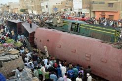 عشرات القتلى والجرحى في اصطدام قطارين بباكستان