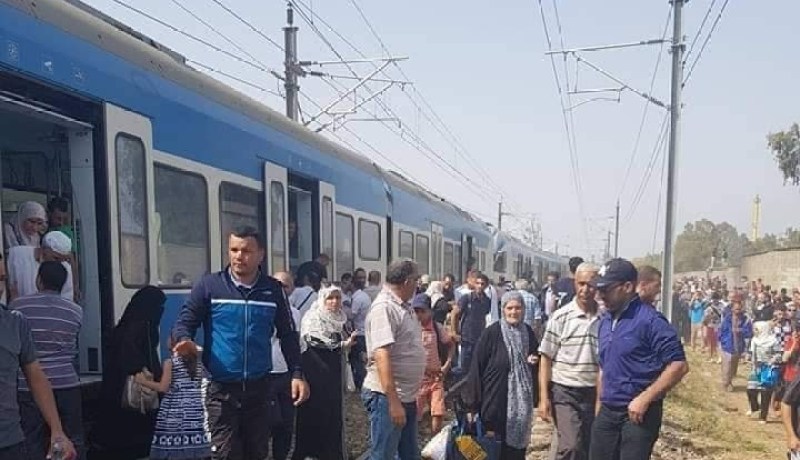 بالفيديو والصور.. خروج القطار الرابط بين الجزائر والعفرون عن السكة