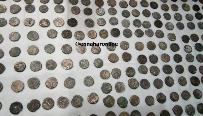 إحباط محاولة تهريب 42 قطعة أثرية بالبيض