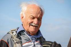 ثمانيني يُحقّق الحلم الأكبر ويقفز من علو 3 آلاف متر