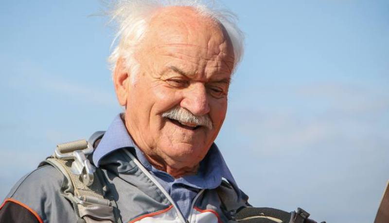 ثمانيني يُحقّق الحلم الأكبر ويقفز من علو 3 آلاف متر