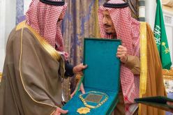 خادم الحرمين يتسلم قلادة أبي بكر الصديق تقديرا لجهوده الإنسانية