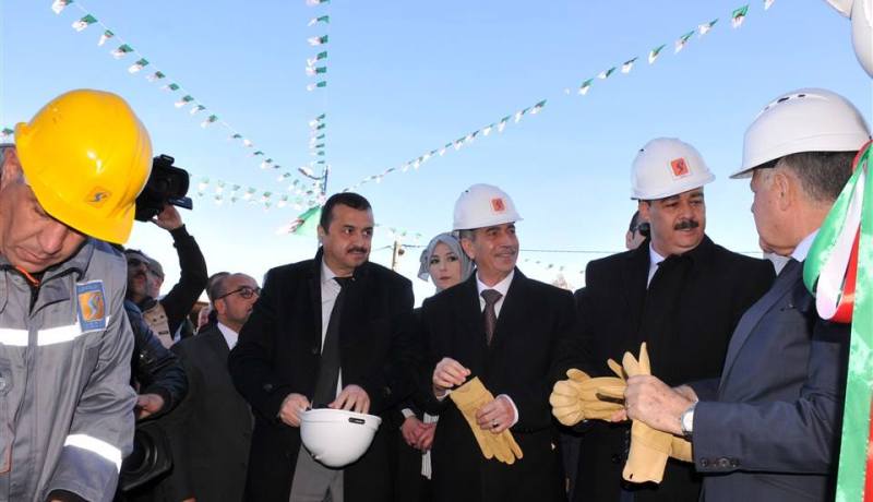 بالصور.. قيطوني يربط أزيد من 700 عائلة بالغاز بسكيكدة