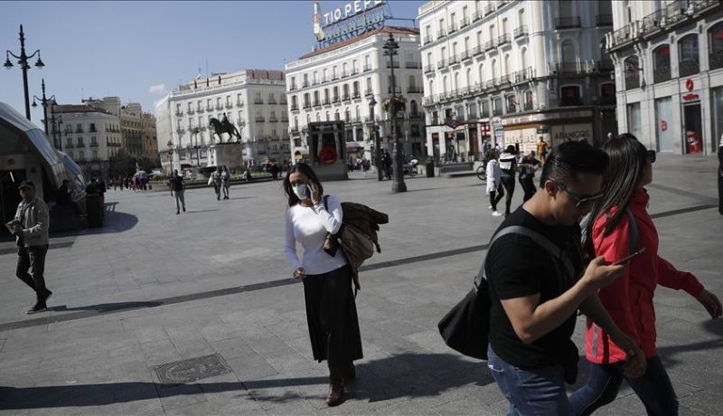 كان يسعل على زملائه في العمل.. إسباني يصيب 22 شخصا بكورونا “عمدا”