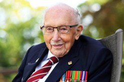 أطلق حملة عالمية لجمع تبرعات مكافحة الوباء فتوفي به.. كورونا يخطف الكابتن توم مور