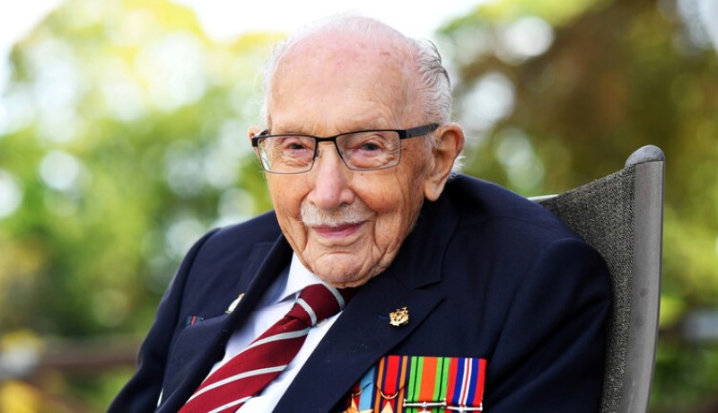 أطلق حملة عالمية لجمع تبرعات مكافحة الوباء فتوفي به.. كورونا يخطف الكابتن توم مور