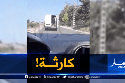 سائق شاحنة يتخلص من علب الكرتون في طريق وهران