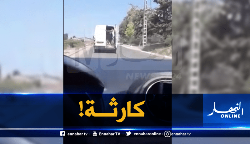 سائق شاحنة يتخلص من علب الكرتون في طريق وهران