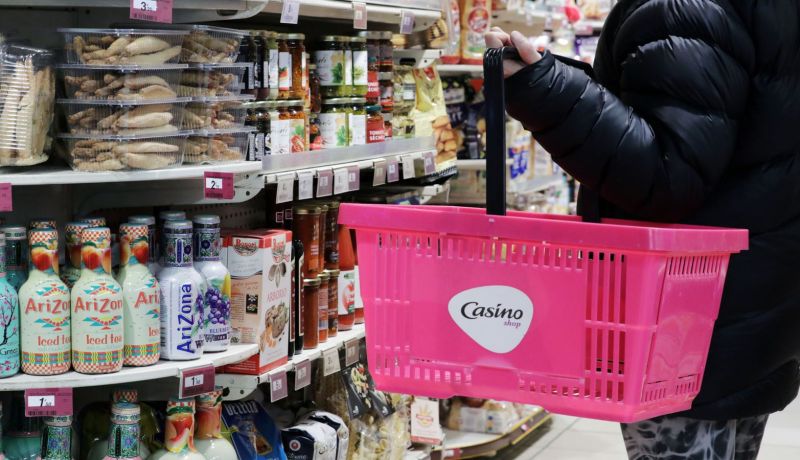 فرنسا: منع المسلمات المحجبات من دخول سوق “كازينو”