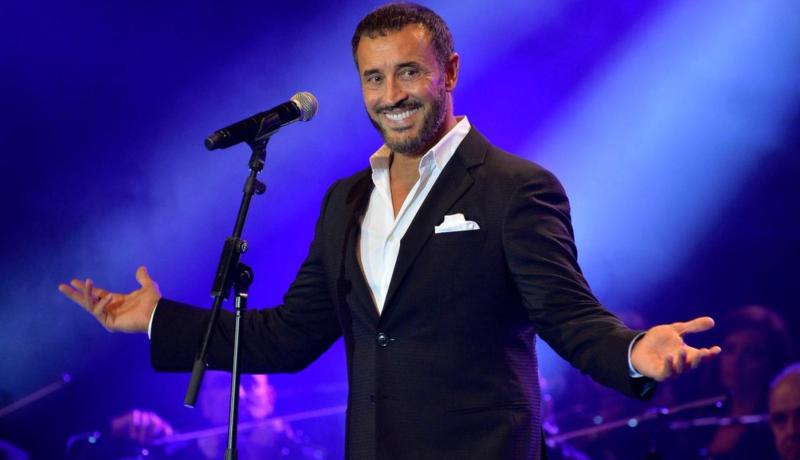شاهد ردّة فعل كاظم الساهر على معجبة سقطت على المسرح من أجله