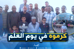 زملاء يلتقون بعد 40 سنة في قسمهم الأول لتكريم معلمهم بالوادي