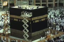 بالفيديو- تغيير كسوة الكعبة المشرفة