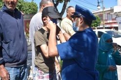 أمن ولاية الجزائر يشرع في حملة لتوزيع الأقنعة الطبية على المواطنين