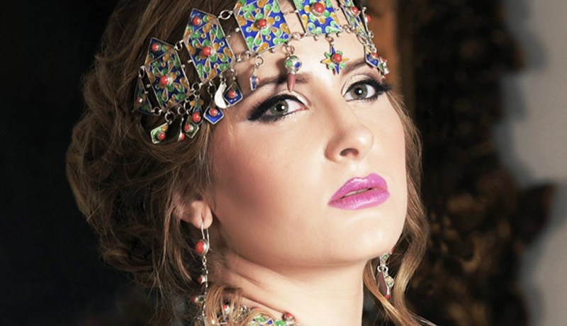 كنزة مرسلي تهدي “عيشي حياتك” لمريضات بالسرطان