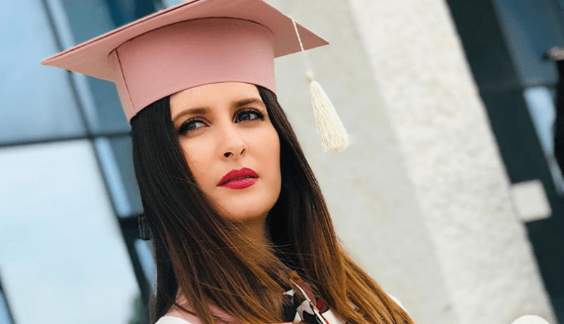 النجمة الجزائرية كنزة مرسلي تتحصل على شهادة الماستر بهذا المعدل