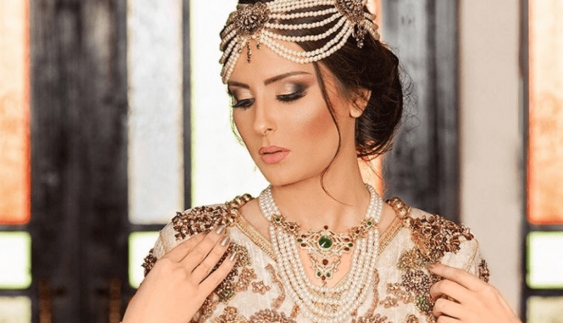 كنزة مرسلي تتصدر “الترند” بالزي التقليدي الجزائري