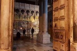 كنيسة القيامة بالقدس تعيد فتح أبوابها