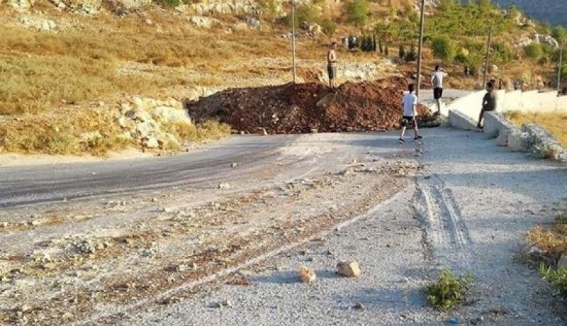 الاحتلال الصهيوني يحاصر قرية كوبر ويغلق مداخلها على خلفية عملية طعن