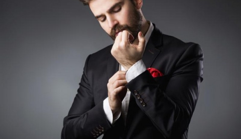 رجل خارج الديار لكل امرأة تسعى للاستقرار
