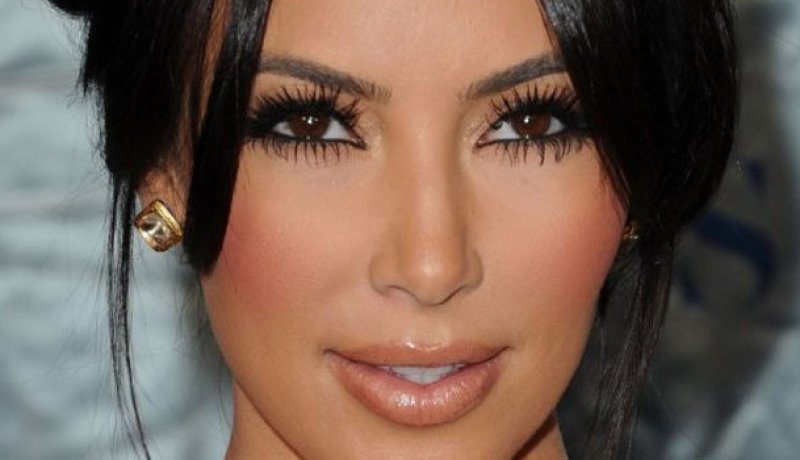 بالصور.. ظهور الأم البديلة لمولود “كيم كارديشيان” المنتظر