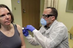 أمريكا تجري أول تجربة على البشر.. 3 متطوعين للقاح الجديد ضد كورونا