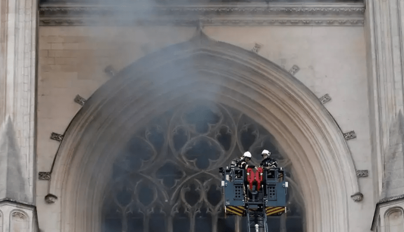 حريق ضخم في كاتدرائية نانت التاريخية غرب فرنسا