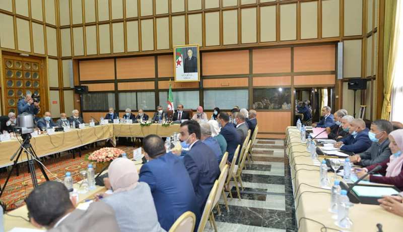 أعضاء لجنة الشؤون القانونية والإدارية والحريات يناقشون مشروع قانون تعديل الدستور