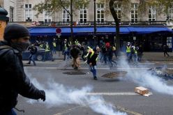 ملثمون ينشرون الفوضى بكل مكان بفرنسا.. فمن هم؟