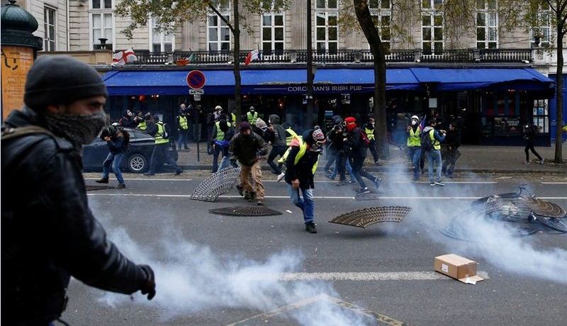 ملثمون ينشرون الفوضى بكل مكان بفرنسا.. فمن هم؟