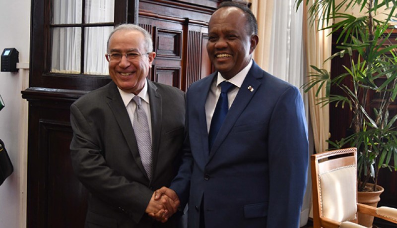 بالصور.. لعمامرة يُستقبل من طرف رئيس مدغشقر بالنيابة ريفو راكوتوفاو