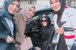 ليندسي لوهان ترتدي الحجاب في أسبوع الموضة بلندن