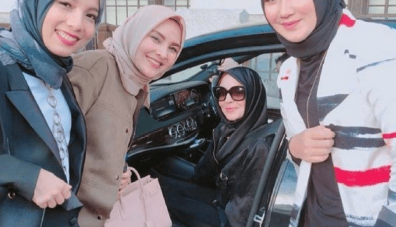 ليندسي لوهان ترتدي الحجاب في أسبوع الموضة بلندن