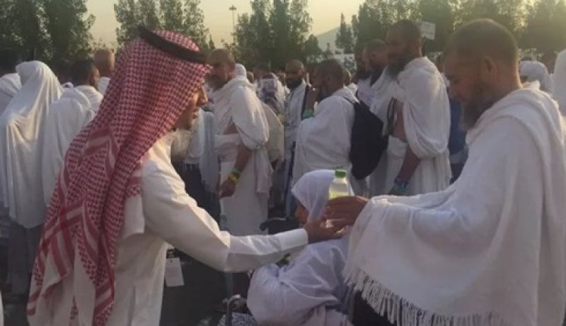 السعودية توزع 3 ملايين لتر من مياه زمزم للحجاج بعرفات