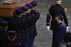 فرنسا تكرم أستاذ التاريخ المقتول بقطع الرأس وماكرون يتوعد الإسلاميين