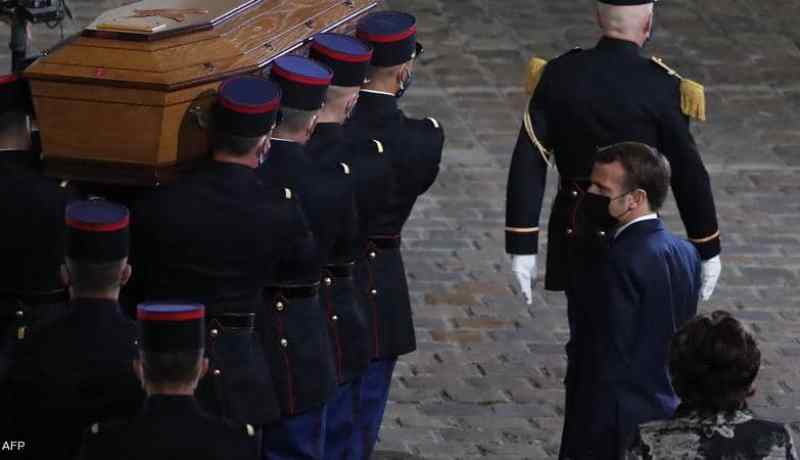 فرنسا تكرم أستاذ التاريخ المقتول بقطع الرأس وماكرون يتوعد الإسلاميين