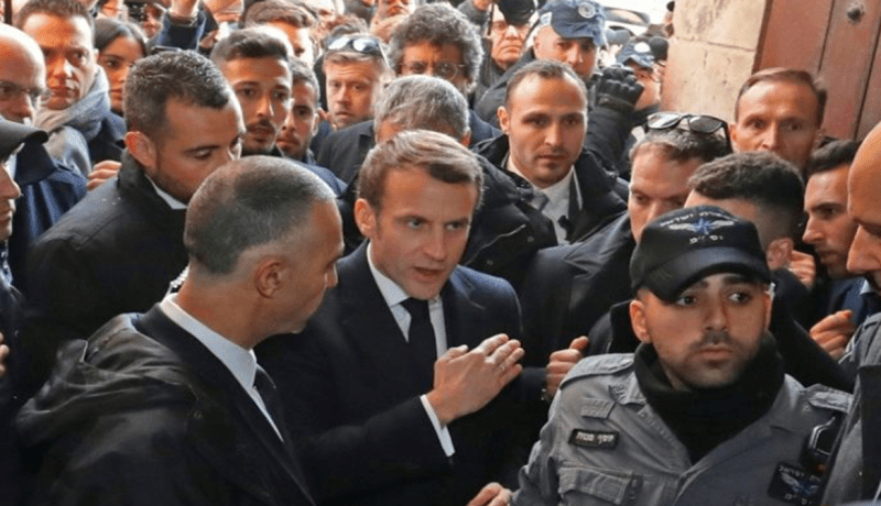 بالفيديو.. ماكرون يطرد شرطيًا صهيونيًا من كنيسة بالقدس ويؤجل زيارة رام الله