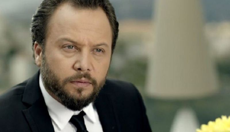 بالفيديو.. مكسيم خليل يرد على حقيقة تخليه على والدته