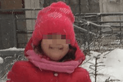 وفاة طفلة متجمدة بعد أن نسيها المدرسون