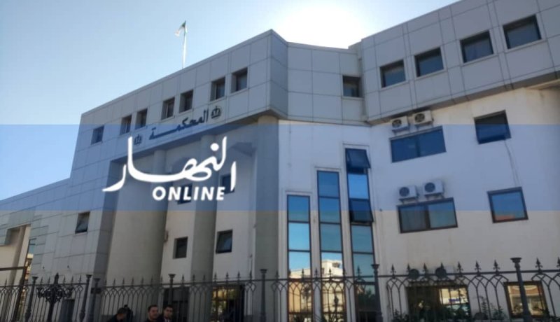 دخول المتهمين في قضية تركيب السيارات إلى قاعة الجلسات