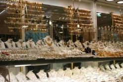 إلقاء القبض على عصابة ترتدي ملابس نسوية وتستخدم مسدس بلاستيكي لسرقة محلات المجوهرات