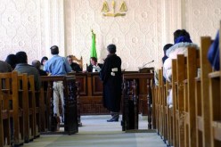 رب أسرة يمارس الزنا مع امرأة متزوجة داخل منزله بحضور زوجته وأولاده !